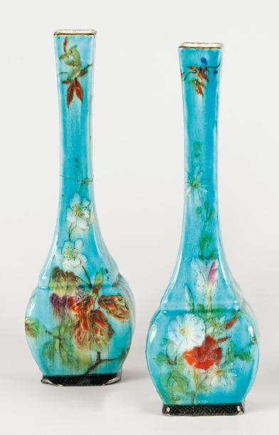 Théodore DECK (1823 -1891) Paire de vases soliflores à section carrée à décor de...