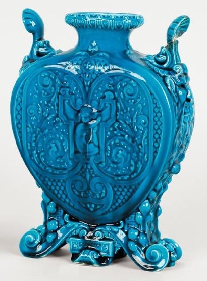 Théodore DECK (1823 -1891) Vase en forme de coeur reposant sur deux pieds coquilles...