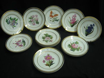 null Suite de quatorze assiettes en porcelaine à décor poly - chrome de fleurs au...