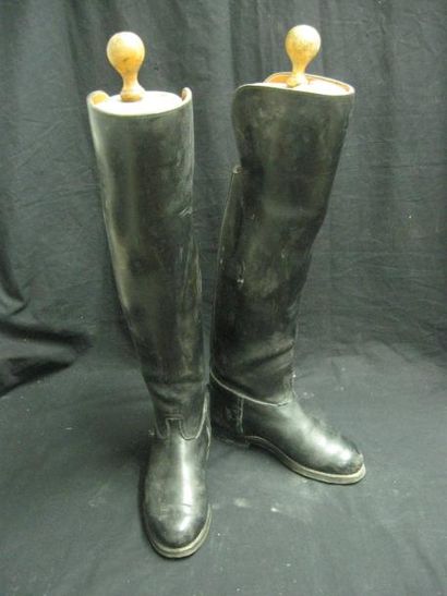 null Paire de bottes à l'écuyère. Avec ses embouchoirs en bois. TBE.