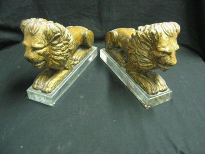 null Paire de Lions en bois sculpté argenté et doré dans le style du XVIIe siècle....