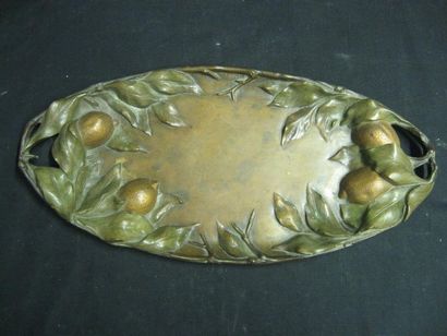 null Plateau ovale en bronze patiné, doré et peint à décor en relief de citrons en...