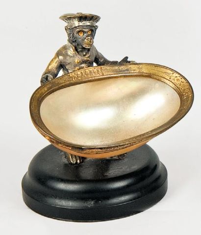 null Baguier constitué d'un singe habillé, en bronze partiellement doré, tenant une...