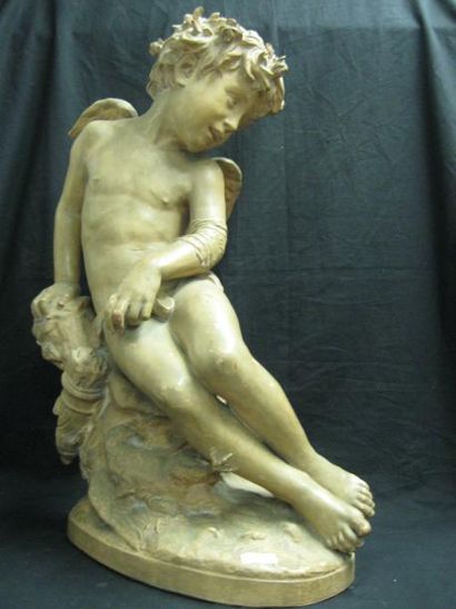 D'après J. B. CARPEAUX Cupidon assis Epreuve en terre cuite patinée. Haut.: 74 cm....