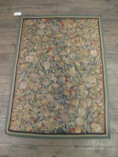 Aubusson, fin XIXe- début XXe siècle Fragment de tapisserie à décor de fleurs et...