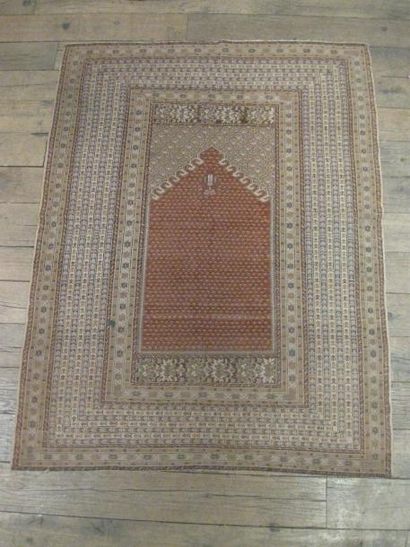 null Tapis de prière orné d'un mihrab de couleur brique. Fin du XIXe siècle. 167x...