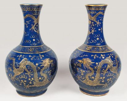 null Paire de vases bouteilles de forme tianqiuping en porcelaine émaillé bleu poudré,...
