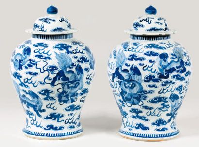 null Paire de vases de forme balustre avec couvercles en porcelaine blanche à décor...