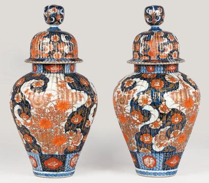 null Paire de vases couverts en porcelaine d'Imari, à décor en bleu sous couverte,...