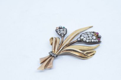 null Broche fleur en or jaune 18K (750)et argent à deux tulipes serties de diamants...