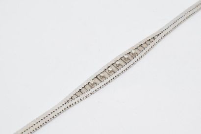 null Bracelet ruban souple en chute en or gris 18K (750) orné de six diamants taillés...