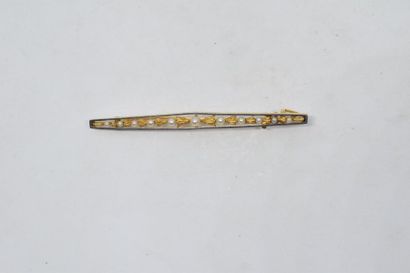 null Broche barrette en or jaune 18k (750) ornée de perles. 

Poids brut : 6.10 g....