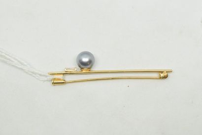 null Broche or jaune 18k (750) ornée d'une perle de tahiti d'un diamant baguette....