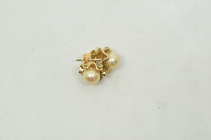 null Paire de boucles d'oreilles en vermeil (925) ornées chacune d'une perle de culture....
