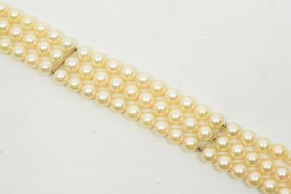 null Bracelet à trois rangs de perles de culture, fermoir en or jaune 18k (750)....