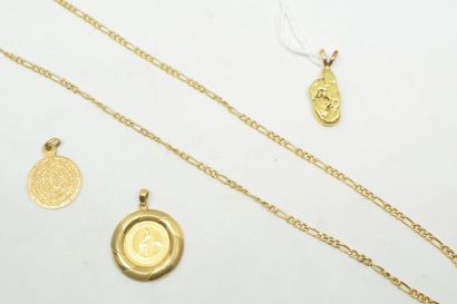null Lot d'or jaune 18k (750) comprenant une chaîne à maille figaro et trois pendentifs...