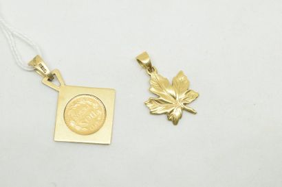 null Lot de deux pendentif en or jaune 14k (585) et 18k (750) 

Poids : 8.29 g. 