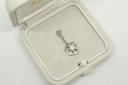 null Pendentif en or gris 18k (750) ornée d'un diamant d'environ 0.2 cts. 

Poids...