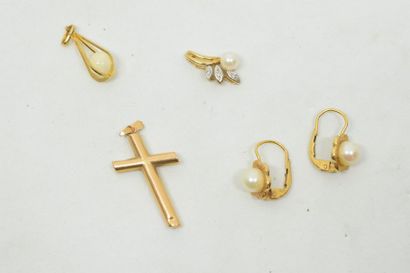 null Lot d'or jaune 18k (750) comprenant une paire de boucles d'oreille ornées de...