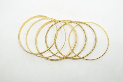 null Lot de 7 bracelets rigide en or jaune 18k (750) (x6) et 14k (585) (x1) formant...