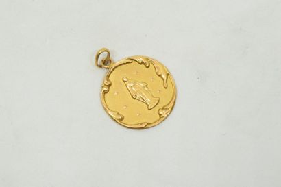 null Pendentif en or jaune 18k (750) à l'effigie de la Vierge. 

Poids : 1.90 g....