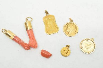 null Lot de pendentif en or jaune 18k (750) certains représentant la Vierge, un autre...