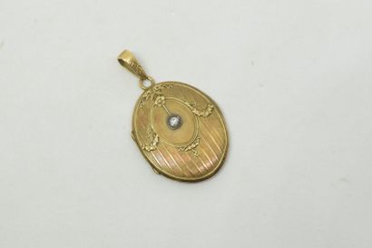 null 

Pendentif médaillon en or jaune 18k (750) à décor de noeuds et rubans et orné...