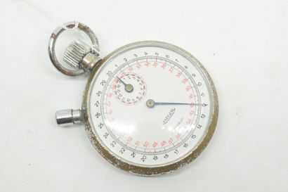 null JAEGER

Petit chronomètre de poche mono-poussoir en acier.

Diam : 4.5 cm 
...