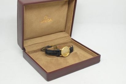 null Montre bracelet de dame, boîtier rond en or jaune 18k (750) la lunette pavée...