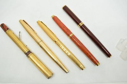 null Lot de cinq stylos plume dont quatre avec plume en or jaune. 

On y joint un...