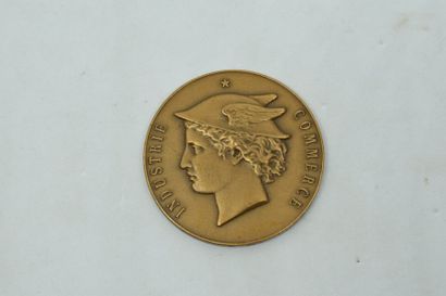 null Petite médaille en bronze doré commémorant l'Industrie et le Commerce.

Av /...