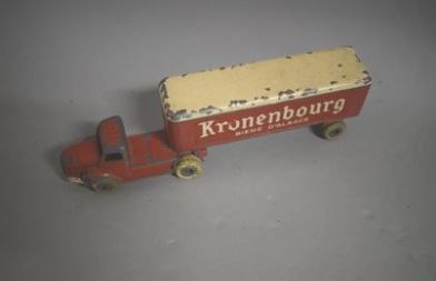 null DINKY SUPERTOYS pour Meccano France

Tracteur routier WILLEME n°36 et sa semie...