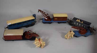 null HORNBY « O » : 5 wagons marchandises dont 2 avec grue de déchargement.



