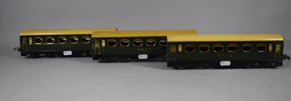 null HORNBY « O » : 3 voitures voyageurs SNCF, tôle lithographiée vert et or, toit...