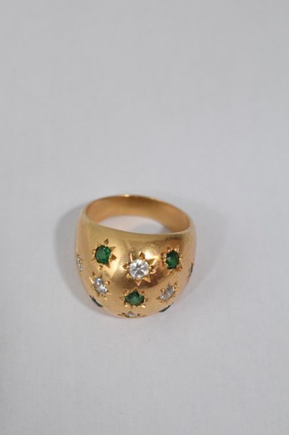 null Bague boule or jaune 18k (750) ornée de pierres blanches et d'émeraudes. 

Poids...