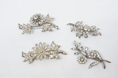 null Lot comprenant quatre broches (dont une trembleuse) en argent ornée de pierres...