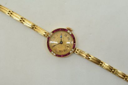 null MOVADO

Montre bracelet de dame, boîtier rond en or jaune 18k (750), lunette...