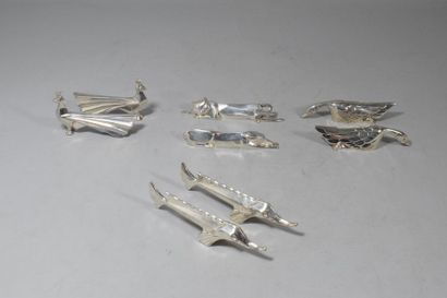 null Huit portes-couteaux en métal argenté dans le style Art déco de la collection...