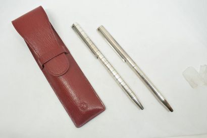 null Lot de deux stylos à bille signés S.T. Dupont

Dans un écrin en cuir épis rouge...