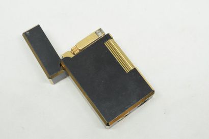 null FLAMINAIRE
Briquet en laque noire et métal doré.
Hauteur : 5.3 cm.