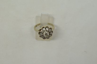 null Bague en or gris 18K (750) sertie d'un diamant taillé en brillant entouré de...