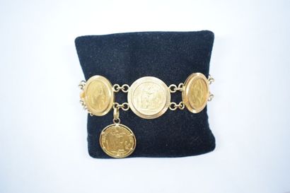 null Bracelet en or jaune 18k (750) orné de sept pièce de 20 francs or. 

Poids :...