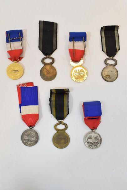 null Ensemble comprenant :

Quatre médailles du Travail (deux en argent, une vermeil,...
