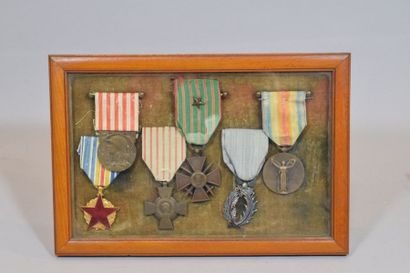null Ensemble de cinq médailles militaires regroupées dans une pièces encadrée :

Médaille...