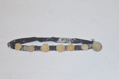 null Bracelet composé de 6 médailles gravées des armes des provinces belges et 1...