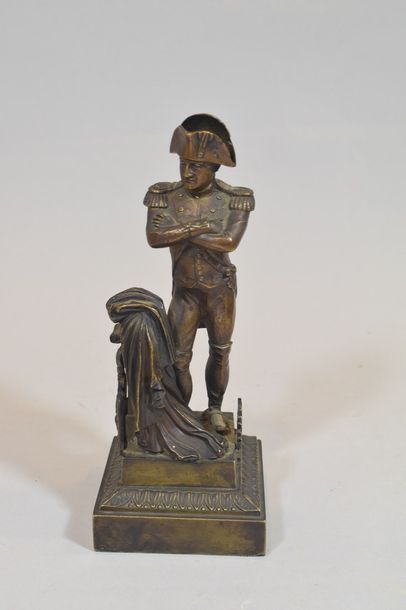 null Statuette en bronze à l'éffigie de Napoléon entourée à ses pied de l'aigle impérial...