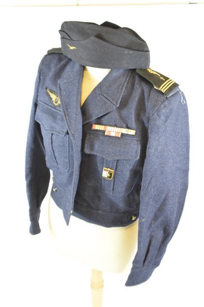 null [ Air ] [ Uniforme ]
Veste spenser bleu marine d'un aumonier de l'armée de l'Air,...