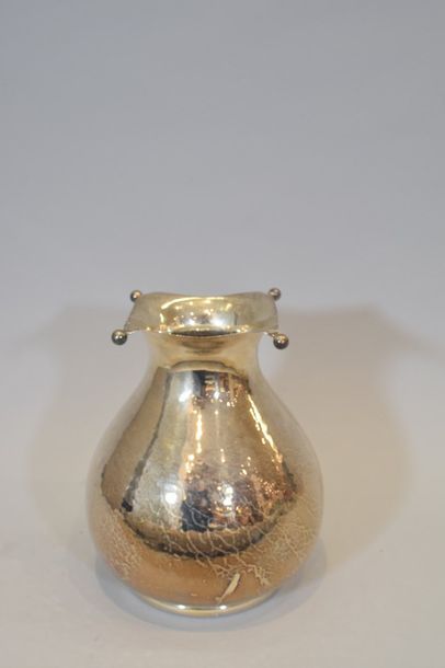 DIOR 
Vase en métal argenté martelé à col...