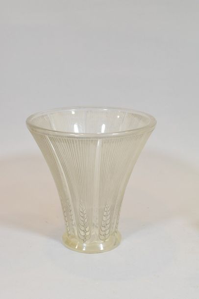 null LALIQUE

Vase en verre à décor de stries dans lesquelles s'insèrent des épis...