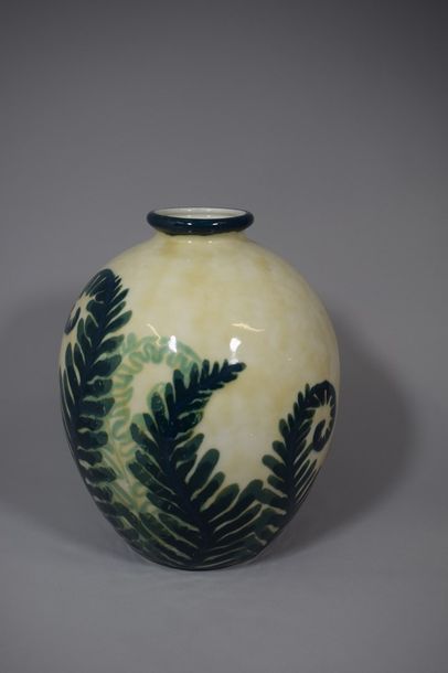 null THARAUD Camille (1878-1956) 

Vase ovoïde en porcelaine à décor tournant en...